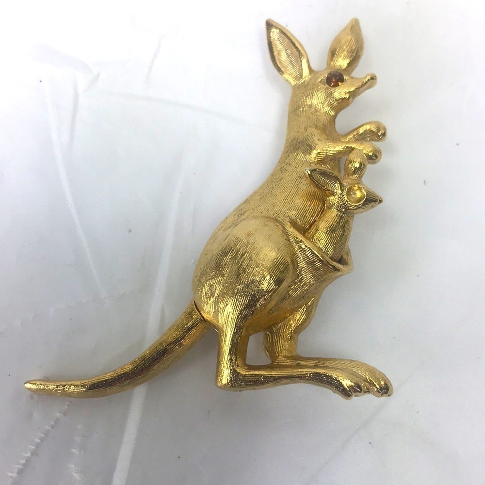 Vintage Kangaroo & Baby Joey Brooch Pin ARTICULATED Moving Tail & Baby By Avon